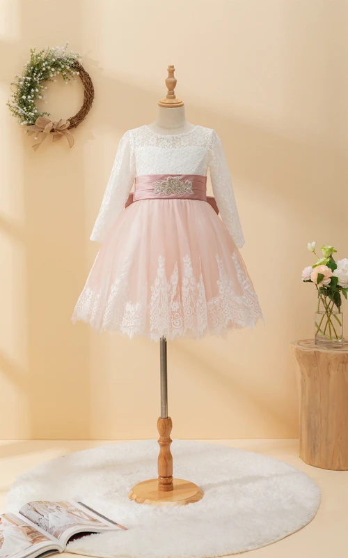 Vestido corto de niña de flores de manga larga bicolor con encaje, blanco y coral.