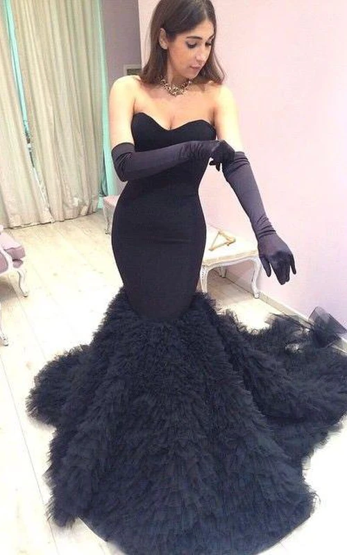 Modernes schwarzes Meerjungfrauen-Abendkleid mit Rüschen und herzförmigem Ausschnitt sowie Schleppe