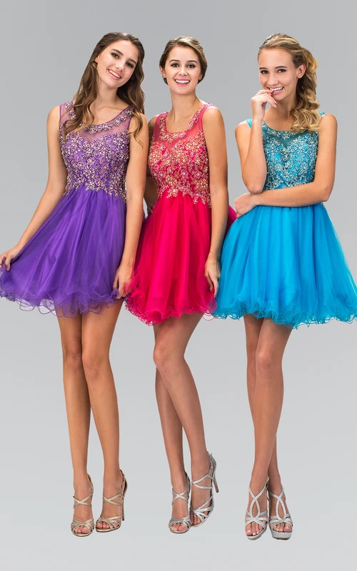 Robe courte trapèze en tulle sans manches à col rond, ornée de volants et de perles
