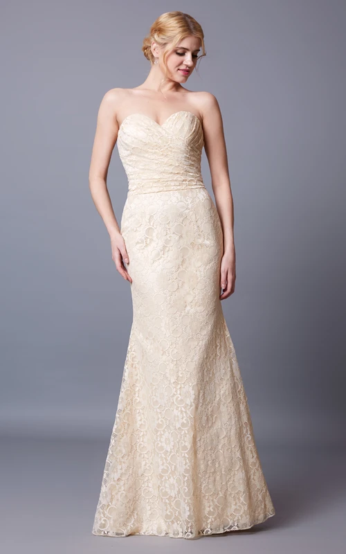 Robe de soirée en dentelle sans manches à décolleté cœur et dos nu