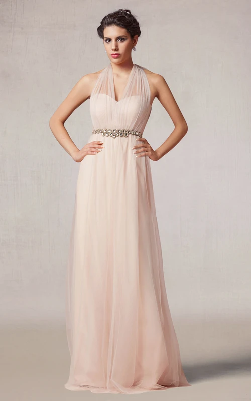 Vestido largo de tul en línea A con cintura adornada con cuentas.