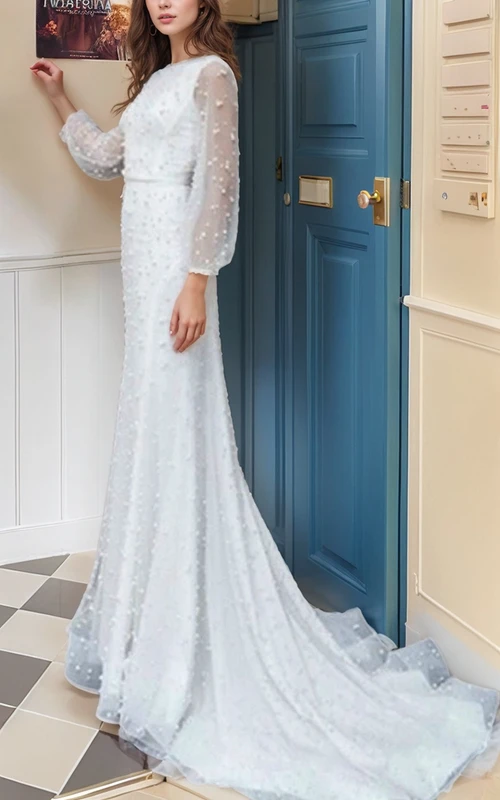Vestido de novia elegante de manga larga con escote barco y perlas, estilo tubo, ideal para la playa.