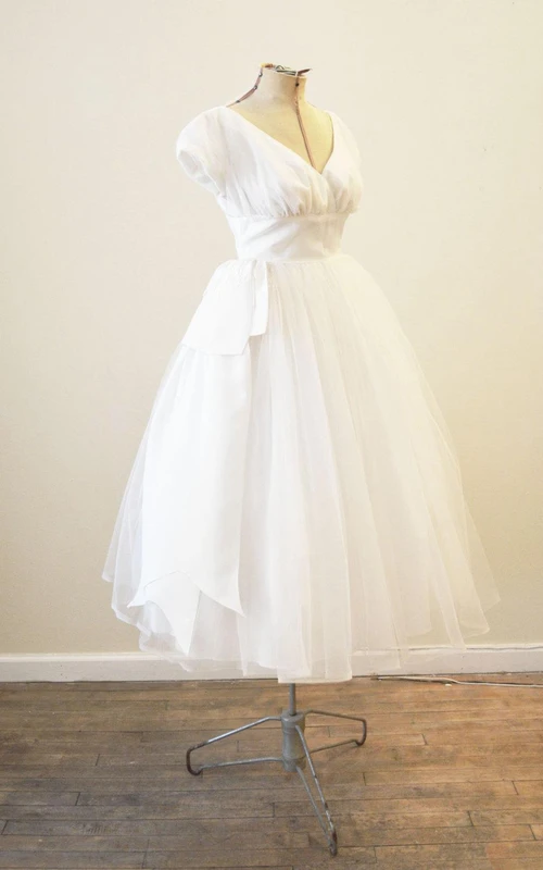 Robe trapèze vintage en tulle à manches courtes et col en V avec plis