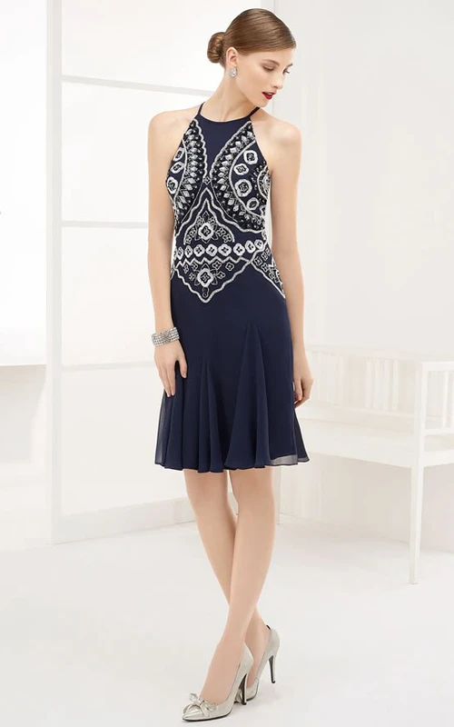 Ärmelloses, kurzes Chiffon-Abendkleid mit Chinoiserie-Stickerei, hohem Kragen und Schlüssellochausschnitt