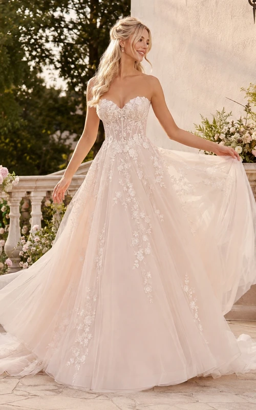 Vestido de novia de corte A sin tirantes con encaje y tul floral y cola de corte princesa
