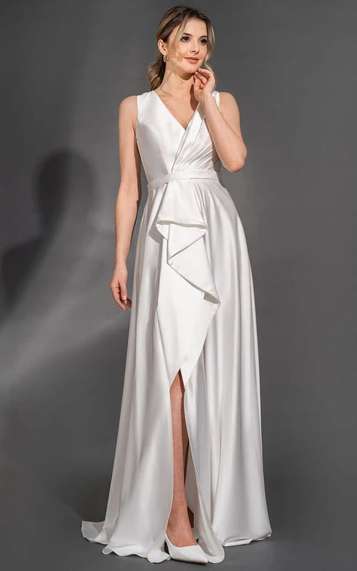 Robe de mariée en satin sans manches à col en V, fendue sur le devant, style empire drapé et lacée