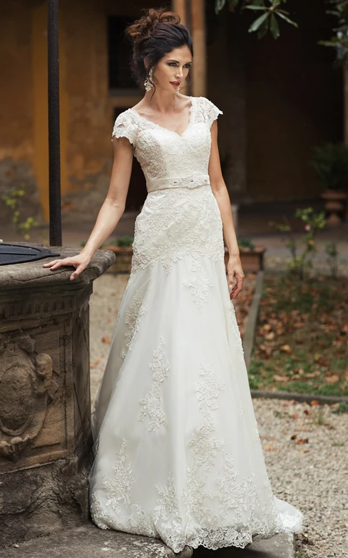 Maxi-Brautkleid mit V-Ausschnitt, Applikationen, kurzen Ärmeln und Spitze, inklusive Schärpe
