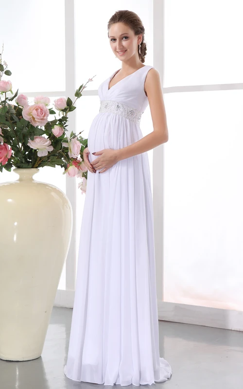 Vestido de gasa con escote en V, pliegues y cinturón.