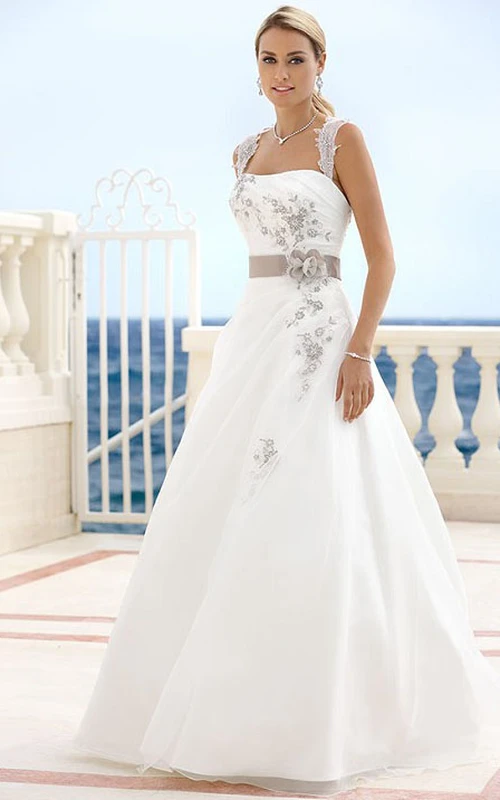 Bodenlanges, trägerloses Brautkleid aus Satin mit drapiertem Blumenmuster, Schleife und Schlüssellochausschnitt