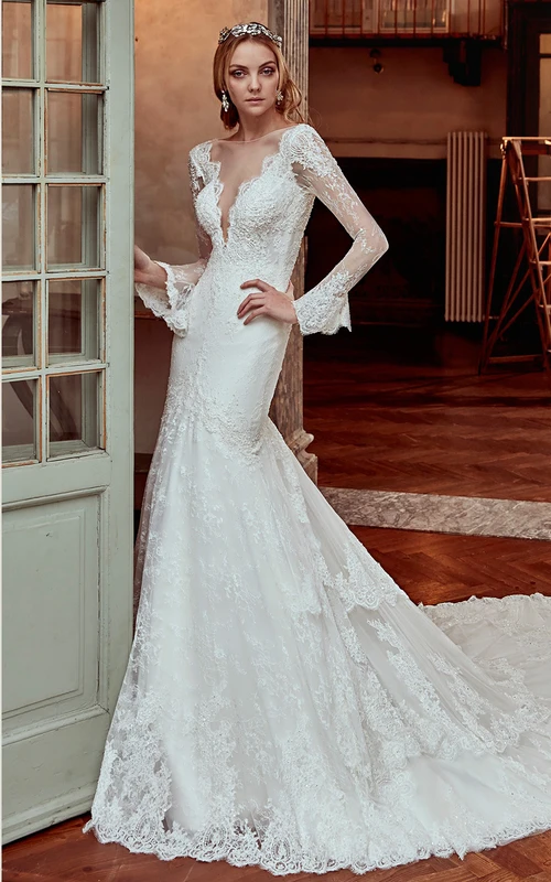 Vestido de novia de manga larga con encaje, cola de corte recto, escote en V profundo y espalda descubierta.