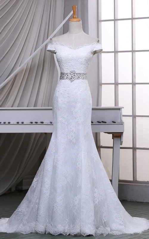 Vestido largo de satén con escote en V, espalda tipo corsé, escote palabra de honor, detalle de pedrería y encaje.