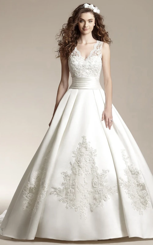 Robe de bal sans manches à col en V ornée d'appliqués et de détails en dentelle