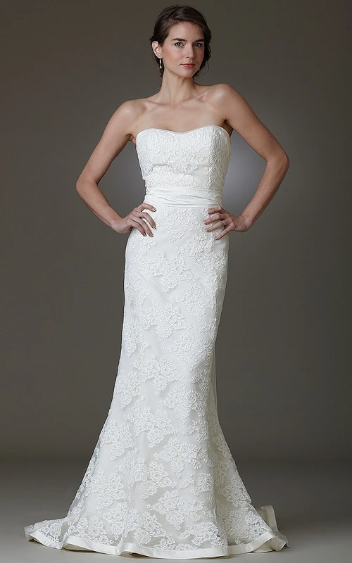 Robe de mariée fourreau bustier en dentelle avec nœud