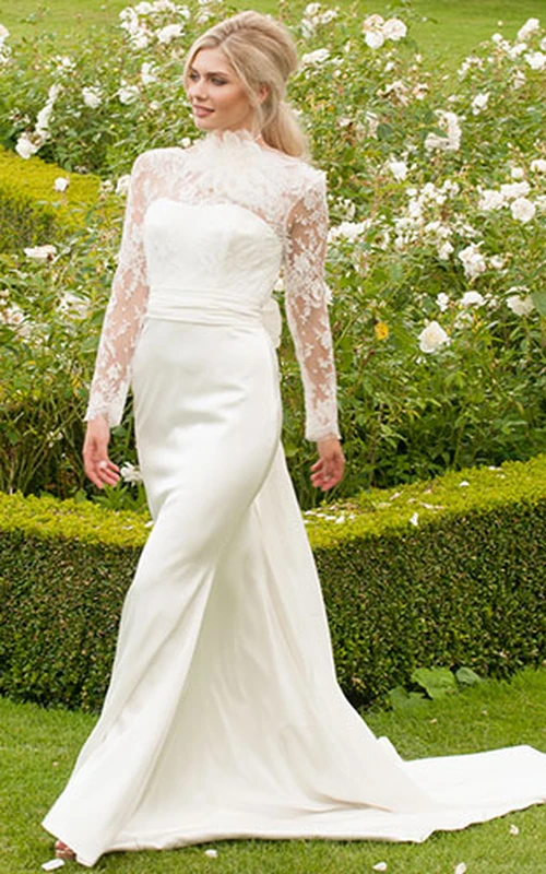 Vestido de novia largo de gasa floral de manga larga con cuello alto, cola y espalda en V.