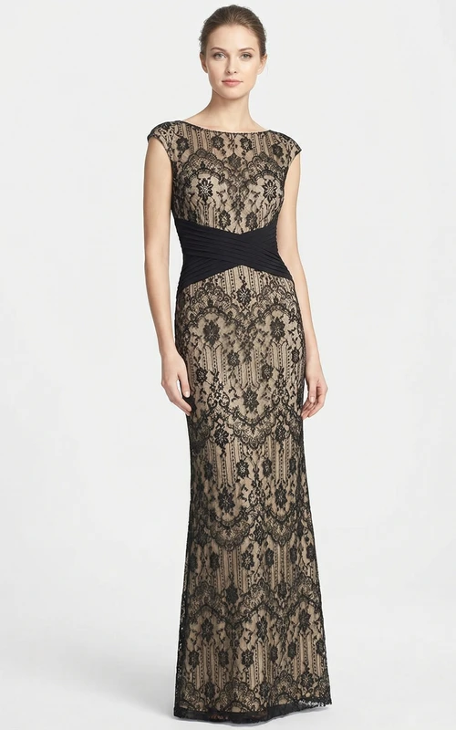 Robe fourreau longue en dentelle avec fronces croisées