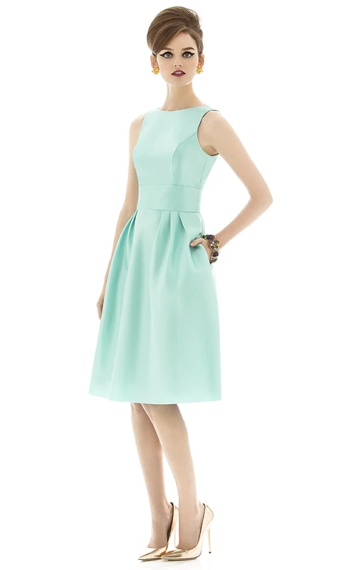 Vestido de satén sin mangas hasta la rodilla con tirantes en la espalda y bolsillos.