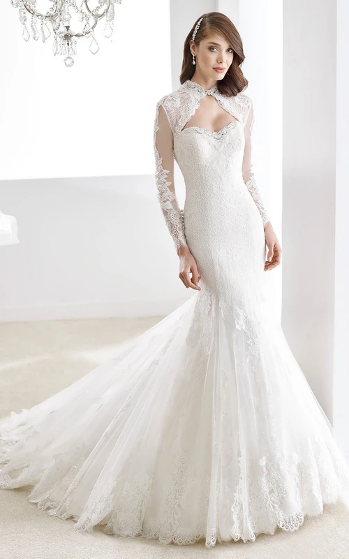 Vestido de novia de encaje de manga larga con escote tipo ojo de cerradura, estilo sirena y espalda con aberturas.