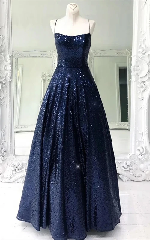 Robe de bal moderne trapèze à sequins, longue sans manches et dos nu, ornée de sequins.