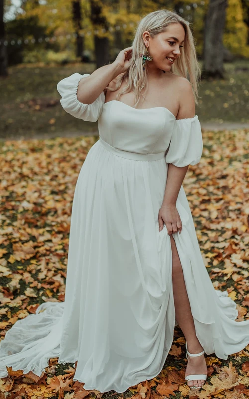 Vestido de novia sencillo de gasa con corte en A, escote Bardot y lazo.