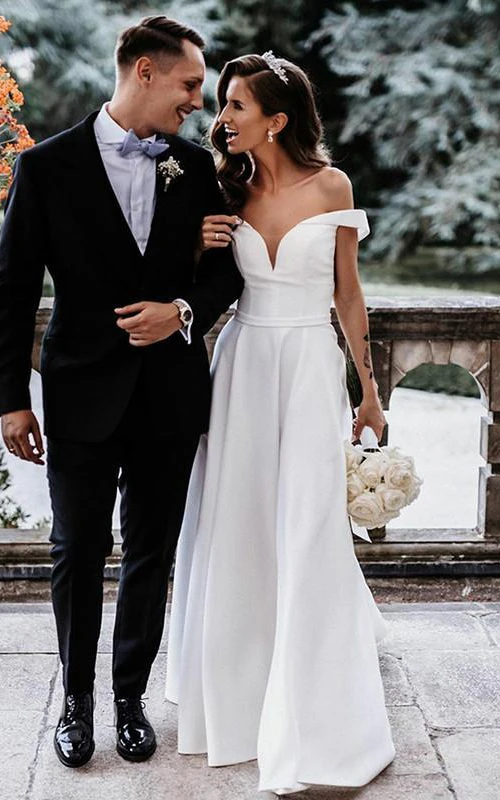 Vestido de novia moderno de satén, corte A, largo hasta el suelo, con escote Bardot y abertura frontal.