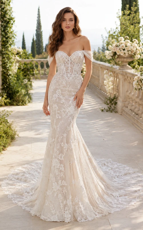 Robe de mariée sirène classique en dentelle, décolleté cœur, manches courtes et traîne chapelle, ornée d'appliques. Galerie d'appliqués.