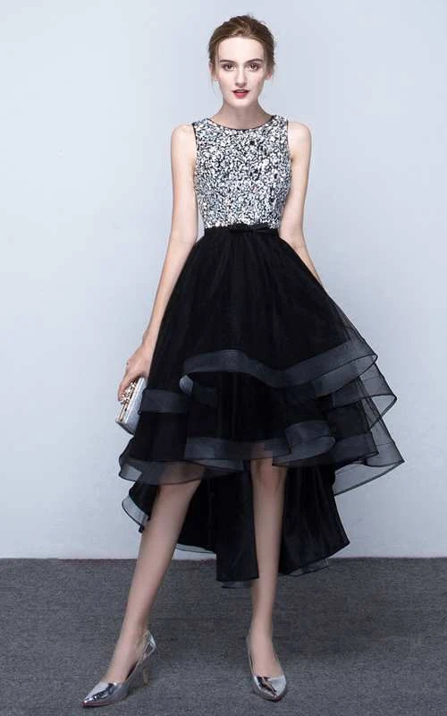 Vestido de organza sin mangas con escote joya, corte asimétrico y corpiño con cuentas.