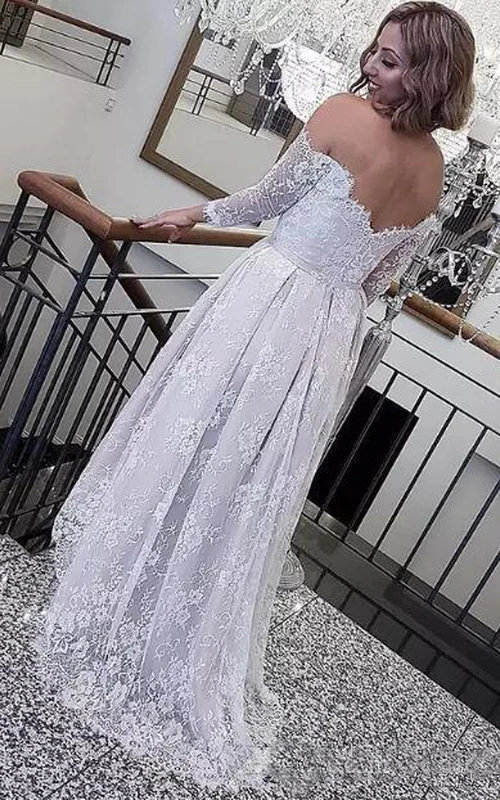 Vestido de novia bohemio de verano con encaje retro, escote asimétrico, hombros descubiertos y mangas largas.