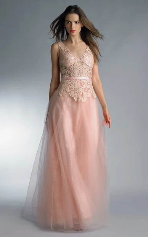 Vestido largo de tul sin mangas con escote en V y espalda baja en V, corte en A.