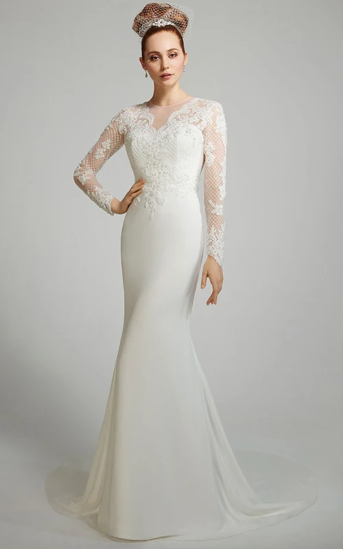 Robe de mariée fourreau en mousseline de soie, manches longues, col rond, longueur au sol, ornée d'appliques et d'effet illusion.