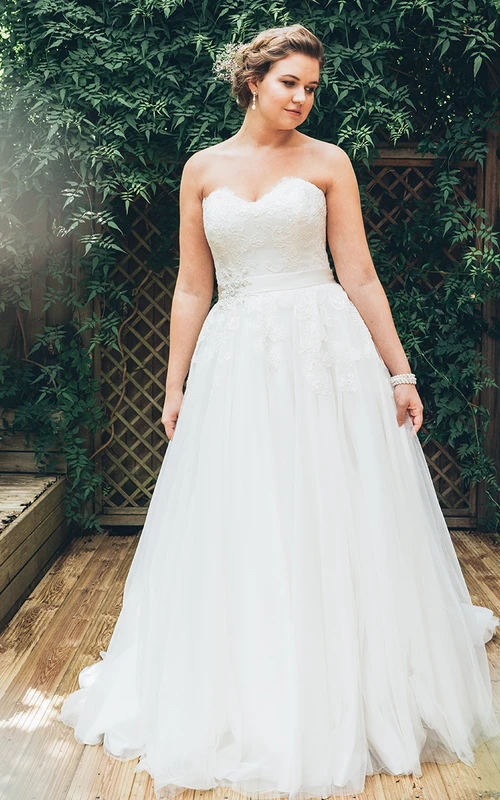 Robe trapèze longue sans manches en tulle avec encolure cœur et traîne courte ornée d'appliques