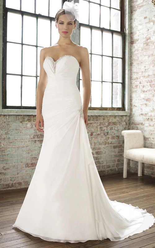 Vestido de novia largo de gasa con escote corazón, drapeado, con cuentas y broche.