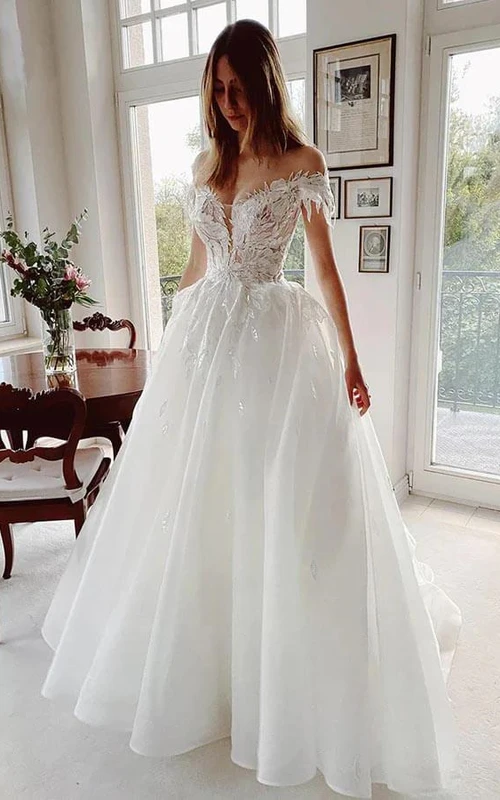 Adorable vestido de novia de corte A con tul, escote Bardot y encaje.