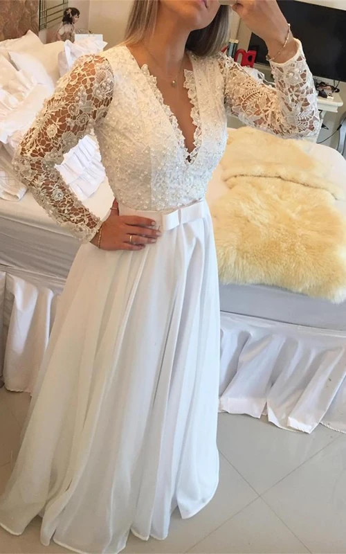 Elegante vestido de novia de manga larga con perlas, corte en A y encaje hasta el suelo.