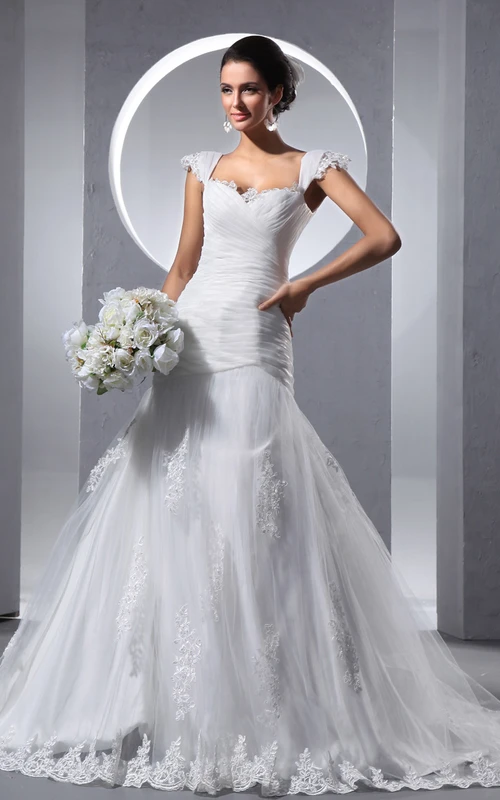 Robe trapèze à fronces croisées de style Queen Anne avec superposition de tulle