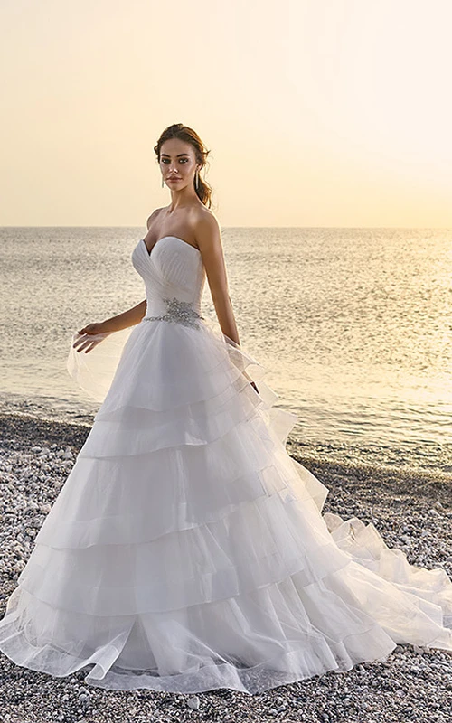 Robe de mariée en tulle à décolleté cœur et volants, style princesse