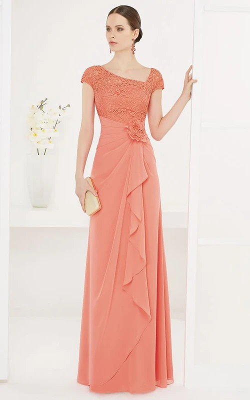 Robe longue en mousseline à manches courtes et encolure asymétrique en dentelle, ornée d'un drapé latéral et d'une fleur.