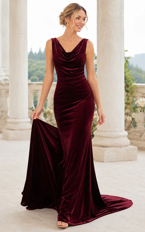 Vestido de fiesta de terciopelo burdeos con escote drapeado, espalda descubierta y cola de sirena.