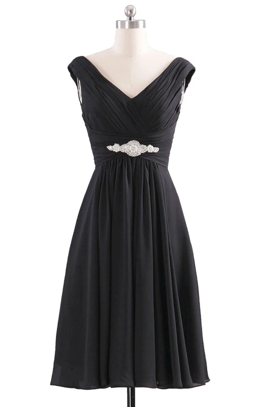 Robe plissée à col en V et taille basque ornée de cristaux