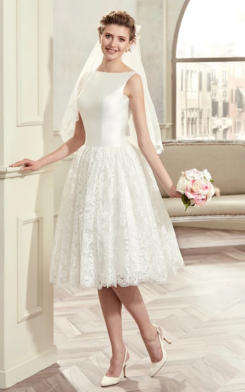 Knielanges Brautkleid mit hochgeschlossenem Halsausschnitt, Satin-Oberteil und raffiniertem Spitzenrücken.