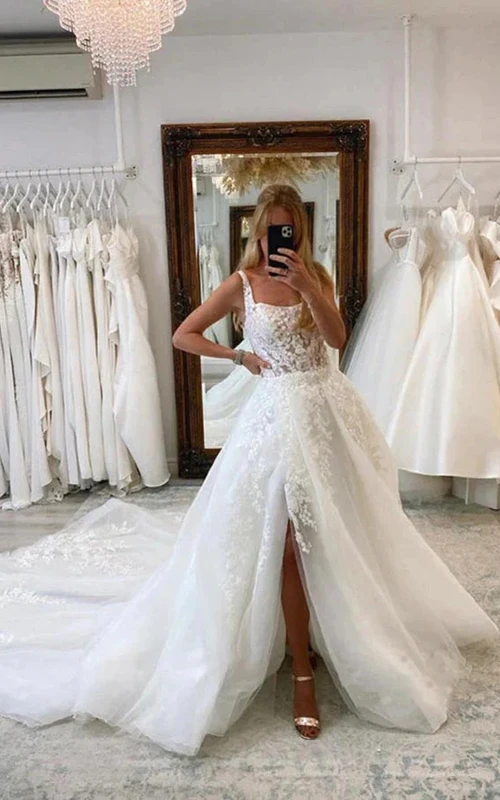 Robe de mariée élégante sans manches en dentelle, coupe trapèze, fente sur le devant et traîne chapelle.