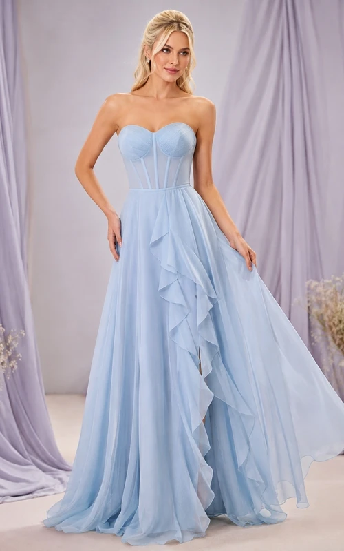 Vestido de gala sin tirantes con escote corazón y cola larga, de tul azul cielo.