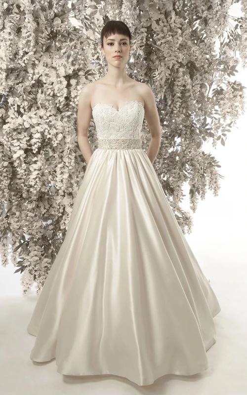 Vestido de novia de satén con apliques, sin mangas y escote corazón, corte en A