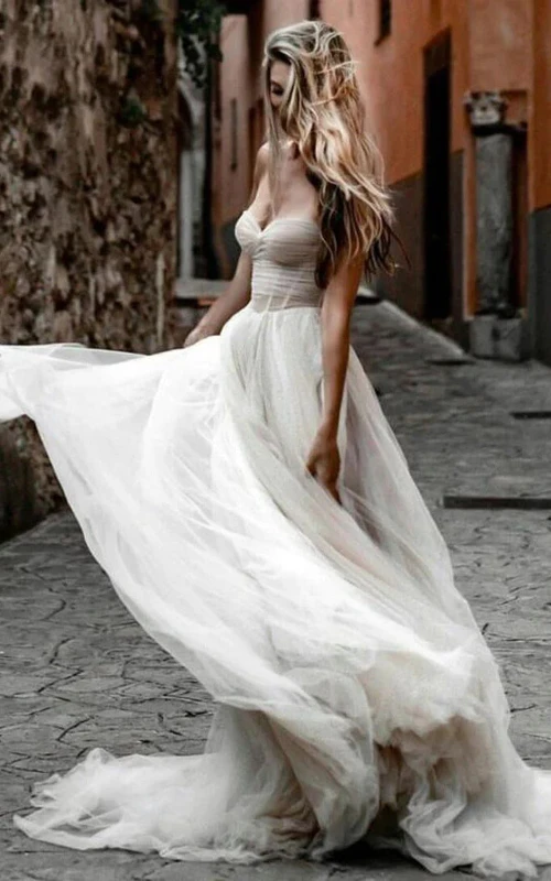 Robe de mariée vaporeuse en tulle, décolleté cœur froncé, coupe trapèze plissée, fluide et éthérée