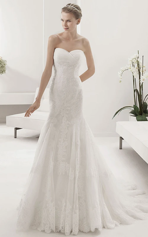 Langes Meerjungfrauen-Brautkleid mit gekreuzten Trägern, herzförmigem Herzausschnitt und Faltenrock aus Spitze.