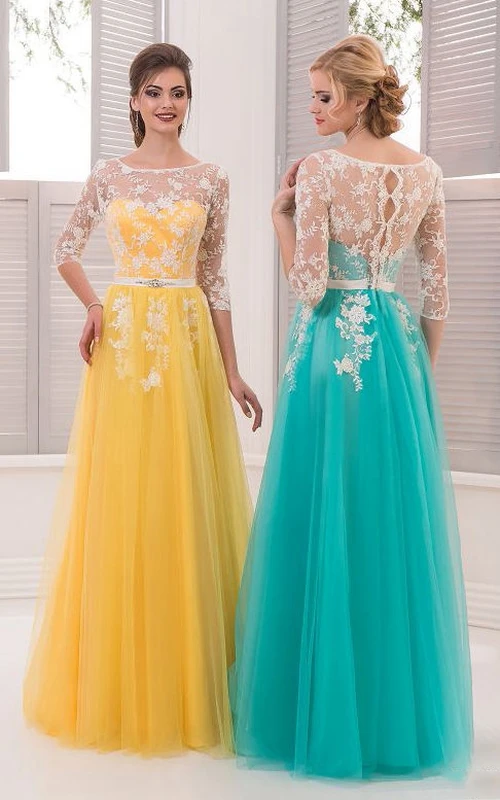 Robe en tulle à effet cristal et dentelle, coupe trapèze, ornée de 3 bijoux.