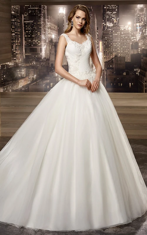 A-Linien-Brautkleid mit eckigem Ausschnitt, Schleppe, feinen Applikationen und Falten
