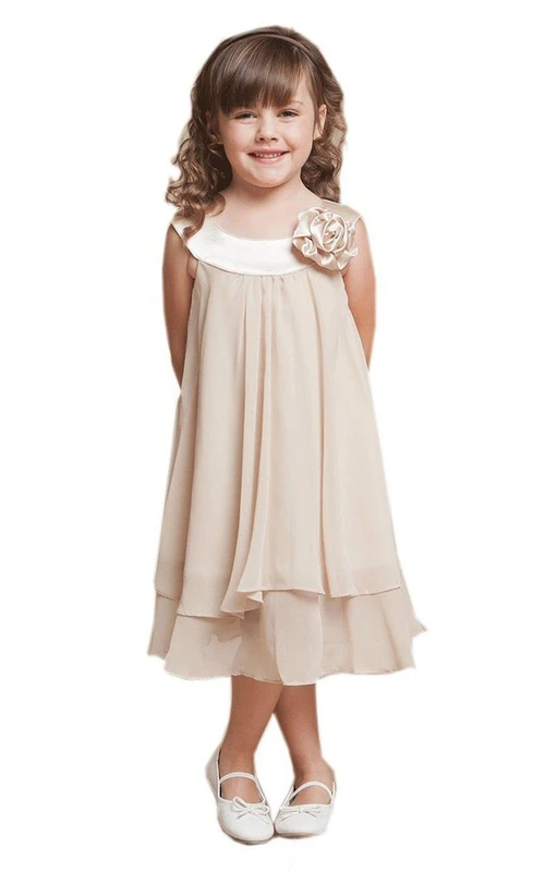 Robe mi-longue à manches courtes et détails floraux