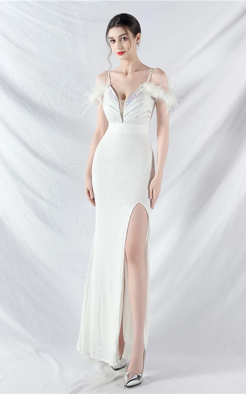 Robe de soirée sexy longue à bretelles et fente, ornée de perles et de plumes d'autruche.