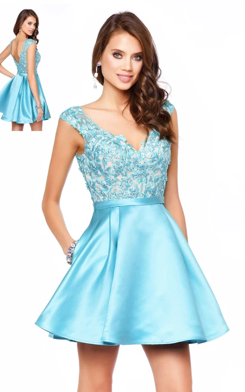 Vestido corto de satén con escote en V, mangas cortas y espalda baja en V, con apliques, corte en A.