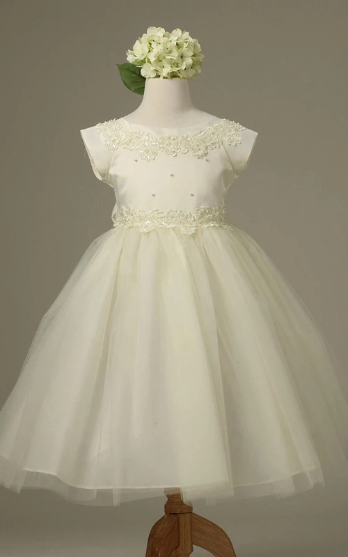 Robe de demoiselle d'honneur en tulle et dentelle, longueur thé, manches courtes et application.